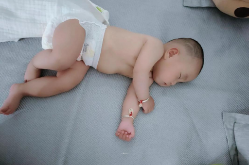 大连宝宝老打喷嚏怎么办